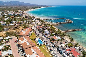 Oceanfront Condo With Pool, Balcony, Amazing Views, Washer/dryer, & Pa