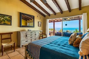 Oceanfront Condo With Pool, Balcony, Amazing Views, Washer/dryer, & Pa