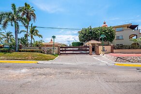 Oceanfront Condo With Pool, Balcony, Amazing Views, Washer/dryer, & Pa