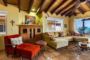 Oceanfront Condo With Pool, Balcony, Amazing Views, Washer/dryer, & Pa