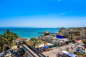 Oceanfront Condo With Pool, Balcony, Amazing Views, Washer/dryer, & Pa
