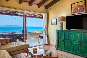 Oceanfront Condo With Pool, Balcony, Amazing Views, Washer/dryer, & Pa