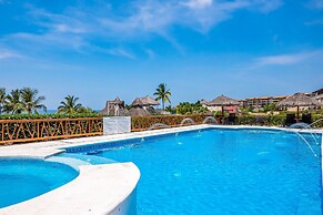 Oceanfront Condo With Pool, Balcony, Amazing Views, Washer/dryer, & Pa