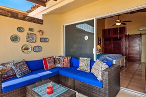 Oceanfront Condo With Pool, Balcony, Amazing Views, Washer/dryer, & Pa