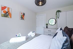 NEW Stunning Home Ideal for Groups Free Parking
