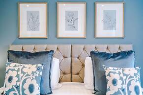 NEW Stunning Home Ideal for Groups Free Parking