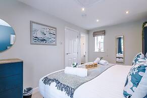 NEW Stunning Home Ideal for Groups Free Parking
