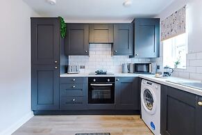 NEW Stunning Home Ideal for Groups Free Parking