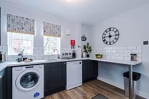 NEW Stunning Home Ideal for Groups Free Parking