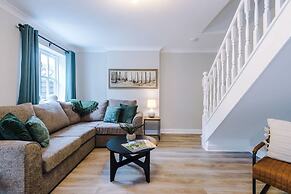 NEW Stunning Home Ideal for Groups Free Parking