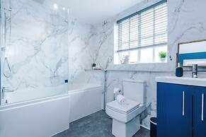 NEW Stunning Home Ideal for Groups Free Parking