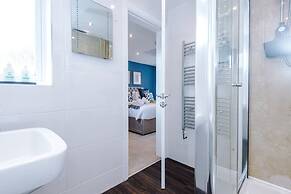 NEW Stunning Home Ideal for Groups Free Parking