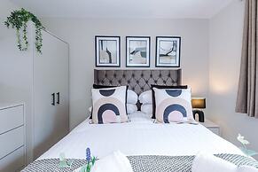NEW Stunning Home Ideal for Groups Free Parking
