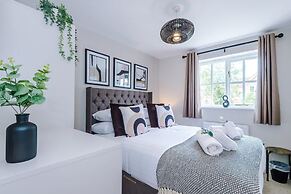 NEW Stunning Home Ideal for Groups Free Parking