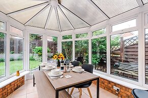 NEW Stunning Home Ideal for Groups Free Parking