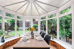 NEW Stunning Home Ideal for Groups Free Parking