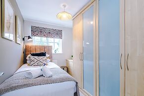 NEW Stunning Home Ideal for Groups Free Parking