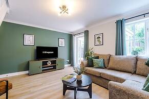 NEW Stunning Home Ideal for Groups Free Parking