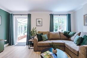 NEW Stunning Home Ideal for Groups Free Parking
