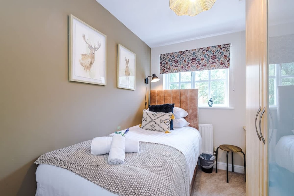 NEW Stunning Home Ideal for Groups Free Parking
