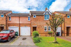 NEW Stunning Home Ideal for Groups Free Parking