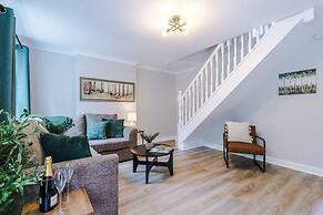 NEW Stunning Home Ideal for Groups Free Parking