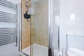 NEW Stunning Home Ideal for Groups Free Parking