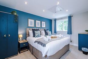 NEW Stunning Home Ideal for Groups Free Parking