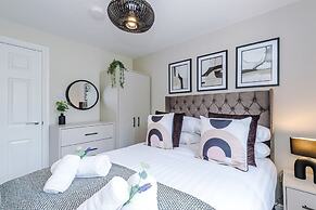 NEW Stunning Home Ideal for Groups Free Parking