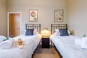 NEW Spacious 2-bed Home Amazing Location