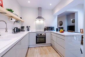 NEW Spacious 2-bed Home Amazing Location