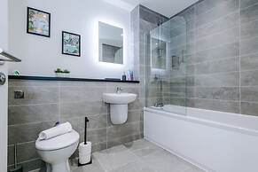 Stunning 2-bed Flat Amazing Location Sleeps 4