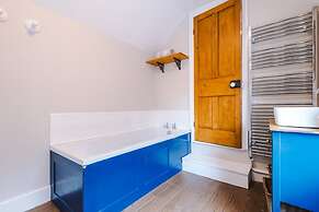 NEW Spacious Stylish Home City Centre Sleep 4