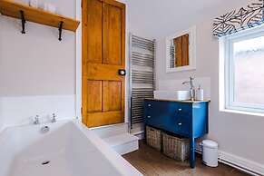 NEW Spacious Stylish Home City Centre Sleep 4