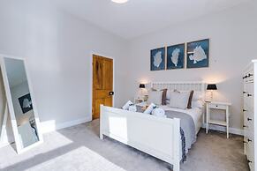 NEW Spacious Stylish Home City Centre Sleep 4