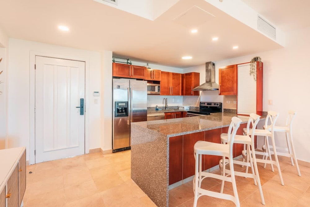 Apartment w Pool and Ocean View in Punta Palmera