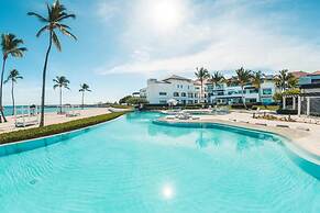 Apartment w Pool and Ocean View in Punta Palmera