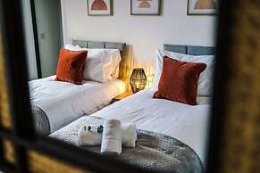 Ideal for Contractors Long Term Stays Sleeps 8