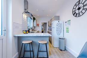 Ideal for Contractors Long Term Stays Sleeps 8