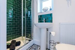 Ideal for Contractors Long Term Stays Sleeps 8