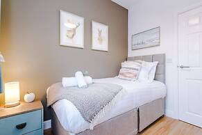 NEW Incredible Home Perfect for Groups w Parking