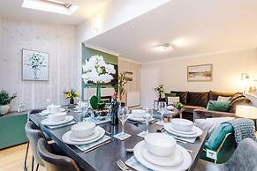NEW Incredible Home Perfect for Groups w Parking