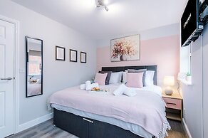 NEW Incredible Home Perfect for Groups w Parking