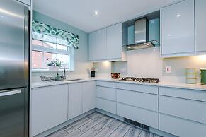 NEW Incredible Home Perfect for Groups w Parking