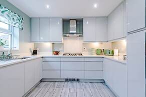 NEW Incredible Home Perfect for Groups w Parking