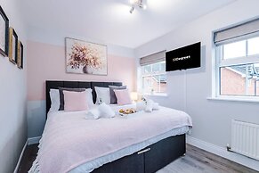 NEW Incredible Home Perfect for Groups w Parking