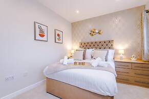 NEW Incredible Home Perfect for Groups w Parking