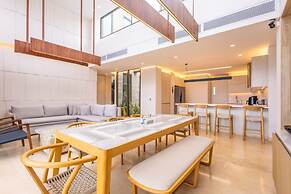 Coastal Villa w Dock Access Pools