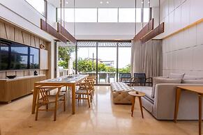 Coastal Villa w Dock Access Pools