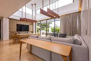 Coastal Villa w Dock Access Pools